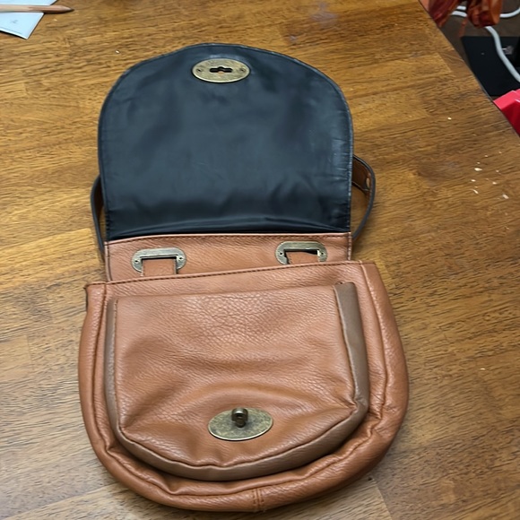 MOSSIMO SUPPLY CO brow. Faux leather crossbody purse with turn buckle closure - Picture 3 of 7